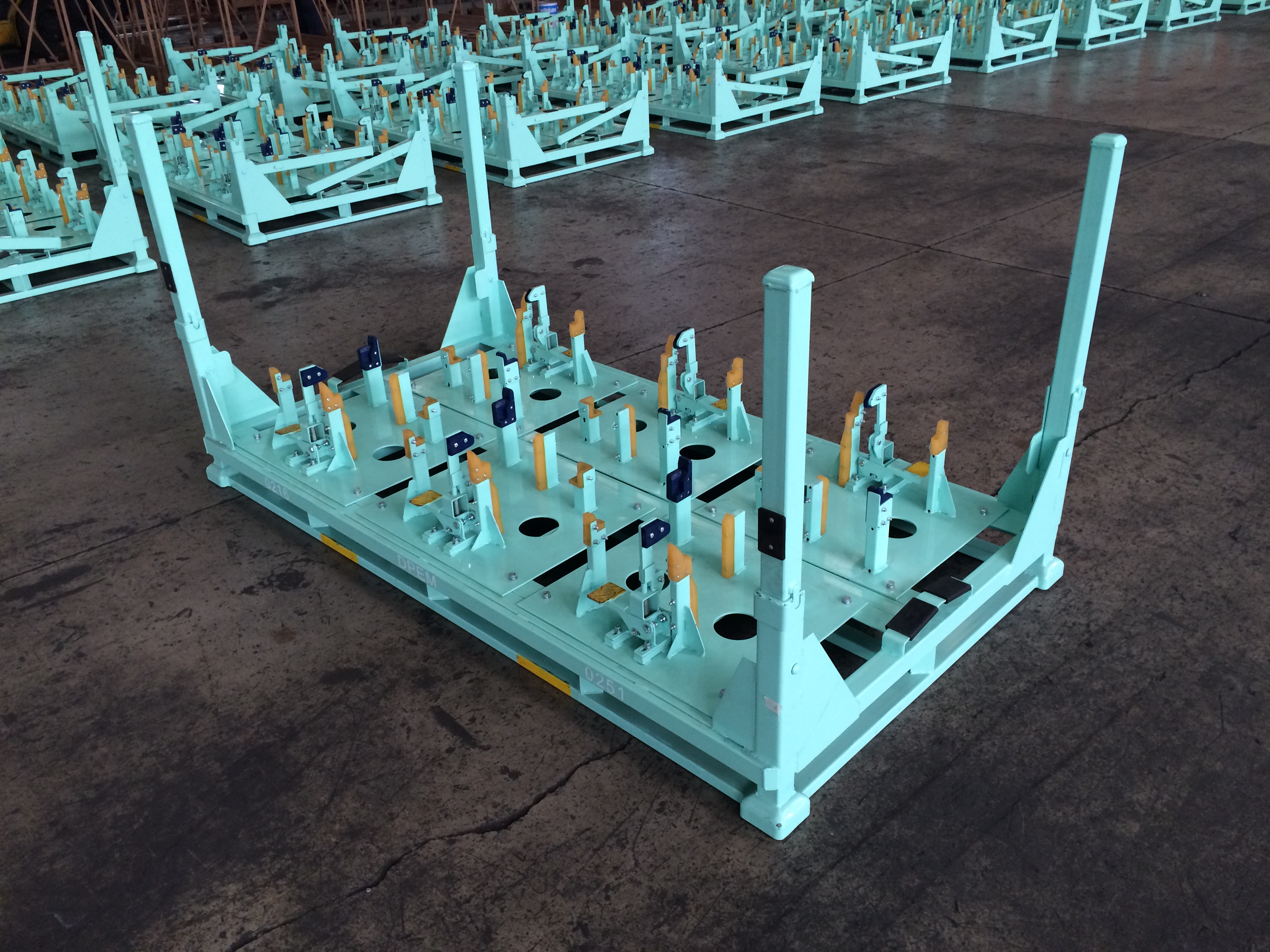 汽車發(fā)動(dòng)機(jī)料架